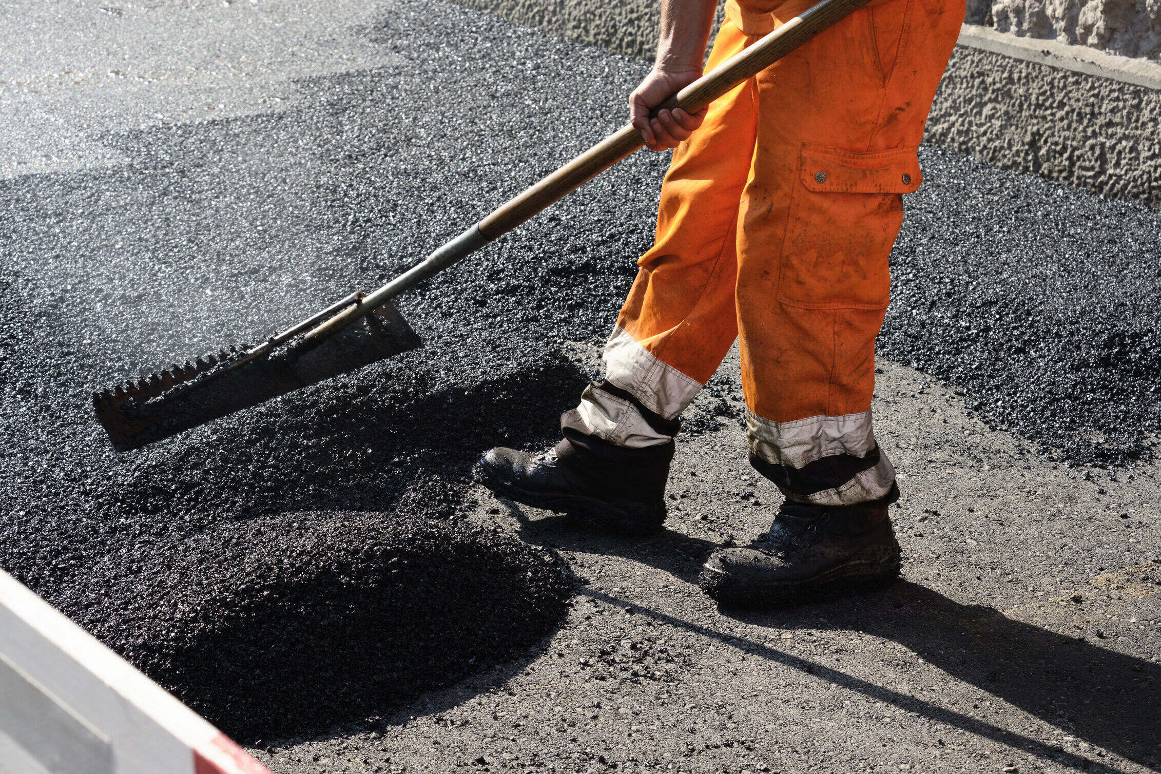 Paving the road with porous asphalt for traffic noise.reduction in Geneva, switzerland_optimized_1000